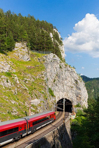 File:Railjet-Steuerwagen beim Weinzettelwandtunnel.jpg