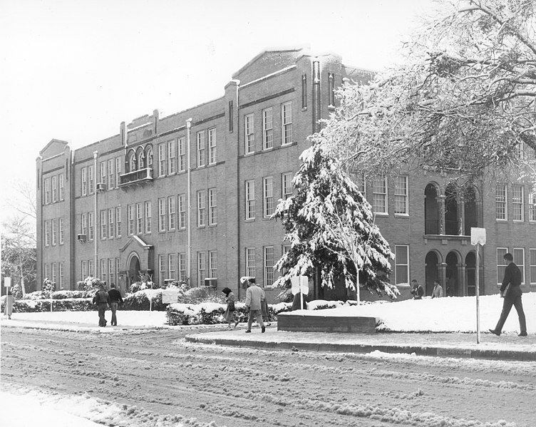 File:Ransom Hall, snow on ground, University of Texas at Arlington (10003071).jpg