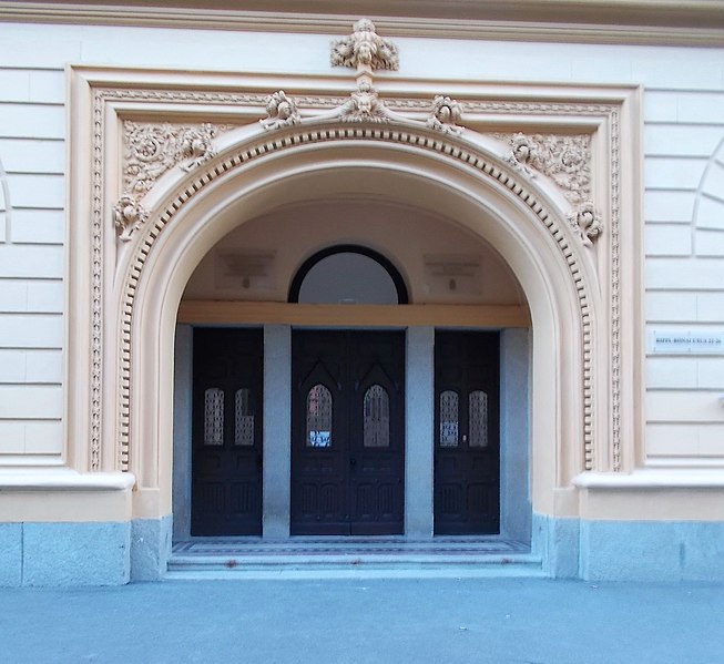 File:Raoul Wallenberg Secondary School, entry, 2018 Terézváros.jpg