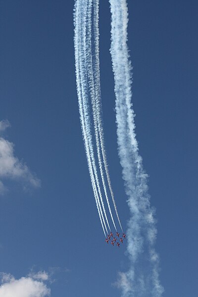File:Red Arrows - Up and Down (4811099421).jpg