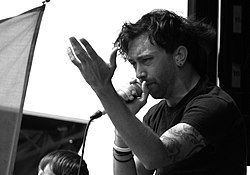 Spevák Tim McIlrath vystupuje so skupinou v roku 2006 na Warped Tour.