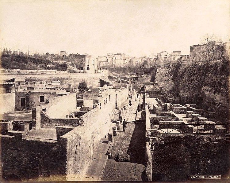 File:Rive, Roberto (18..-1889) - n. 398 - Ercolano - Casa dell'Albergo.jpg