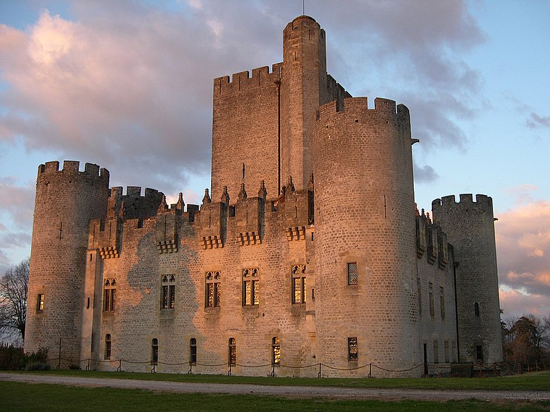 File:Roquetaillade - château neuf, façade sud.jpg