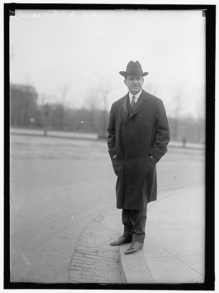 File:Roscoe C. McCulloch 1914 standing on curb.jpg