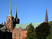 Roskilde domkirke från Rådhustorvet corr.jpg