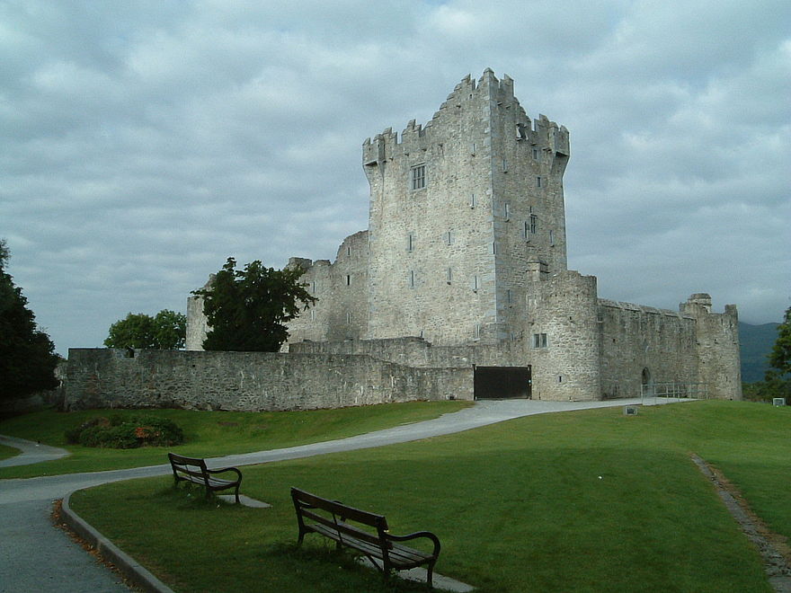 Château de Ross, au bord du Lough Leane (comté de Kerry).