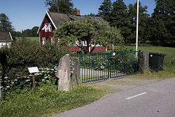 Runesten i Högnalöv på ejendommen Uråsa 14:1. 
 Runestenen står langs med landevejen mellem Uråsa og Jät, straks ved siden af broen over Skyeån.