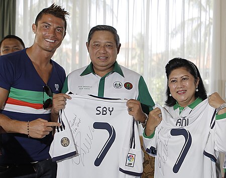 Fail:SBY, Ani Yudhoyono dan Cristiano Ronaldo di Bali 26-06-2013.jpg