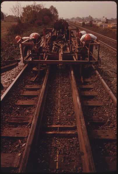 File:SOUTHERN RAILWAY RIGHT-OF-WAY WORK CREW, GETS READY TO EXCHANGE OLD TRACK FOR NEW QUARTER MILE LONG SECTIONS OF RAIL.... - NARA - 556872.jpg