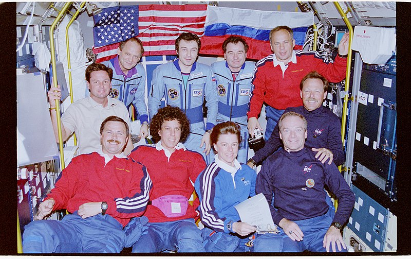 File:STS071-102-002 - STS-071 - Crew portrait of STS-71,Mir 18 and Mir 19 crewmembers - DPLA - 274477beecd384c4d37781f6d58872a6.jpg