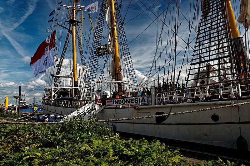 File:Sail Amsterdam - Noordwal - View SSE on Dewaruci.jpg