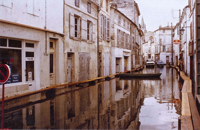 Français : Crue centennale de la Charente à Saintes, en décembre 1982 English: Flood of Charente river in Saintes, in December 1982