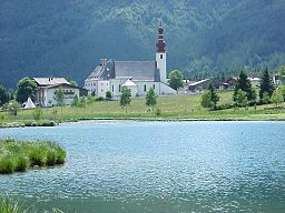Sjön med orten St. Ulrich am Pillersee i bakgrunden