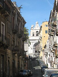 Utsikt over kirken fra via del Colosseo