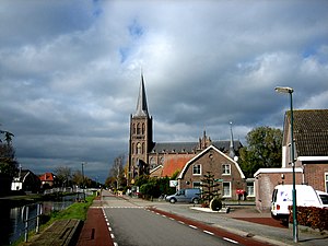 Jonkheer Ramweg mei de katolike Sint-Michaeltsjerke