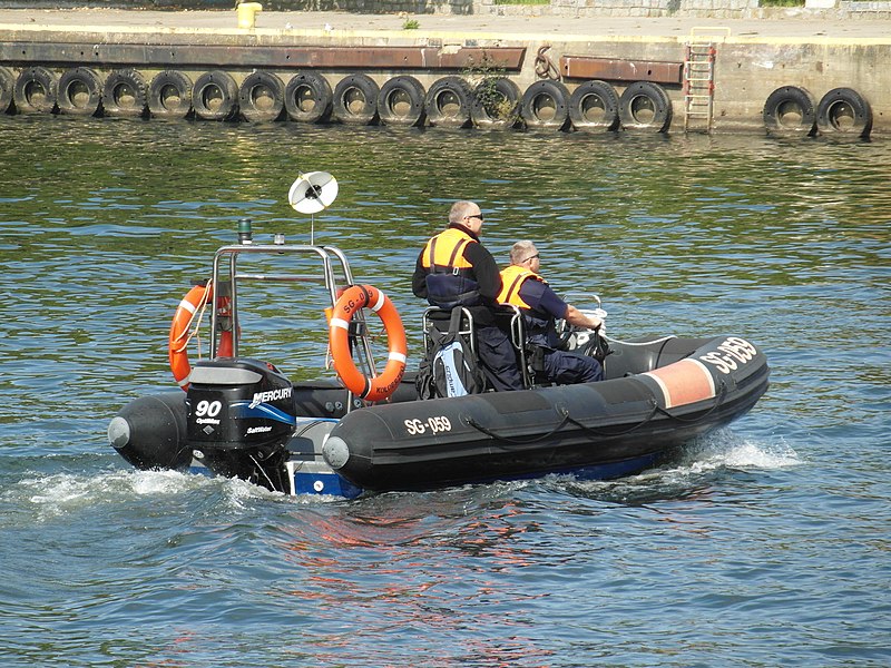 File:Schlauchboot SG-059 der Grenzwache in Kolobrzeg (9778909086).jpg