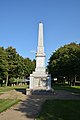 Der Denkmalsplatz am Gänsemarkt in Lunden hat Gedenkstätten für die Toten der Weltkriege, den Krieg gegen Frankreich 1870/71 und der Vertreibung nach dem Zweiten Weltkrieg.