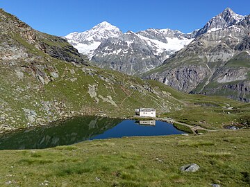 Schwarzsee bei Zermatt mit Dent Blanche (links der Bildmitte) und Obergabelhorn (rechts)