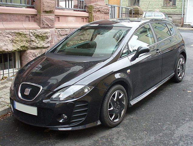 File:Seat Leon 1P TDI Lunasilber Heck.JPG - Wikimedia Commons