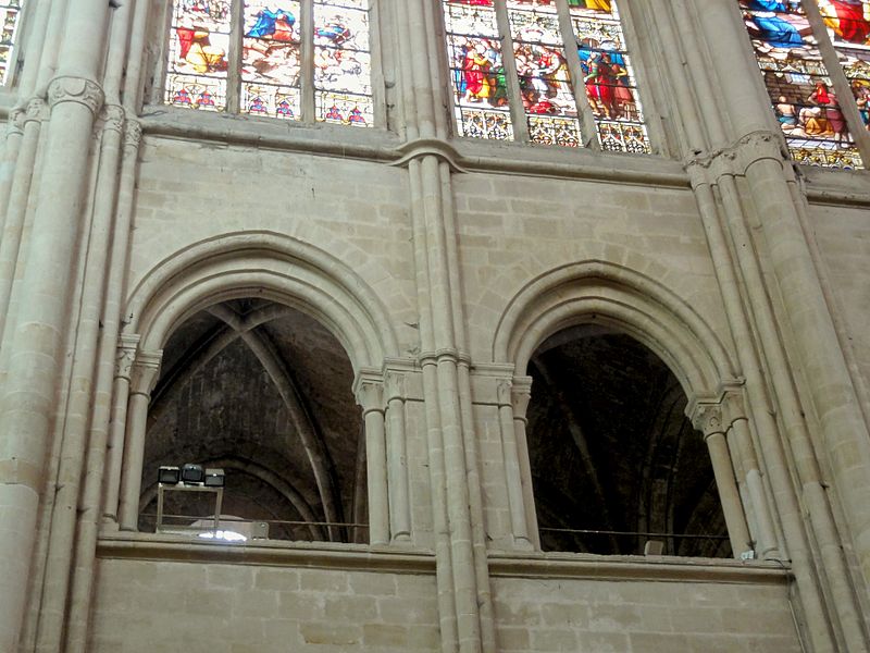 File:Senlis (60), cathédrale Notre-Dame, galerie de la dernière travée droite du chœur, côté sud.jpg
