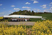 Windrotorflügels, gesehen nahe dem Industriegebiet Eichenzell-Welkers