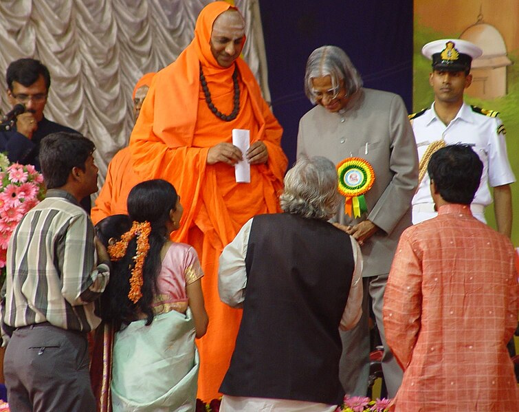 File:Sharada appreciated by APJ Abdul Kalam during 100th birth day of Siddaganga Swamiji.jpg