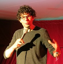 Simon Amstell al ballo di maggio 2013.JPG del Queens' College