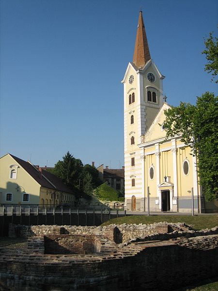 File:Sisak Holy cross church.JPG
