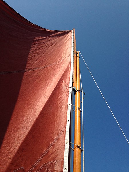 File:Sliding gunter sail rig on Drascombe Lugger Onkahye.jpg