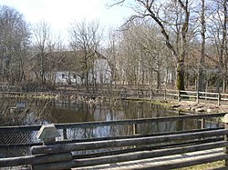 Manoir et maison paroissiale derrière l'étang du village