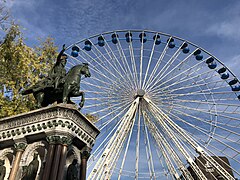 La statue de Charlemagne et la grande roue lors de la Foire de Liège en 2018.