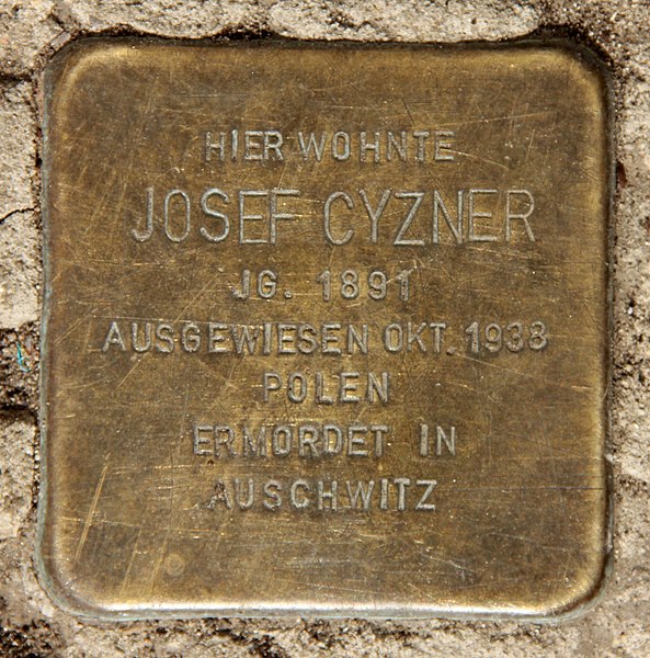 File:Stolperstein Büschingstr 2 (Frhai) Josef Cyzner.jpg