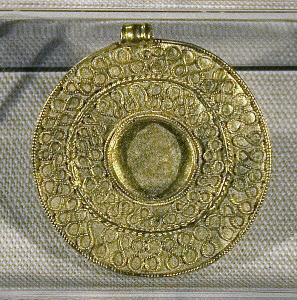 File:Street House cemetery brooch from Grave 10.jpg