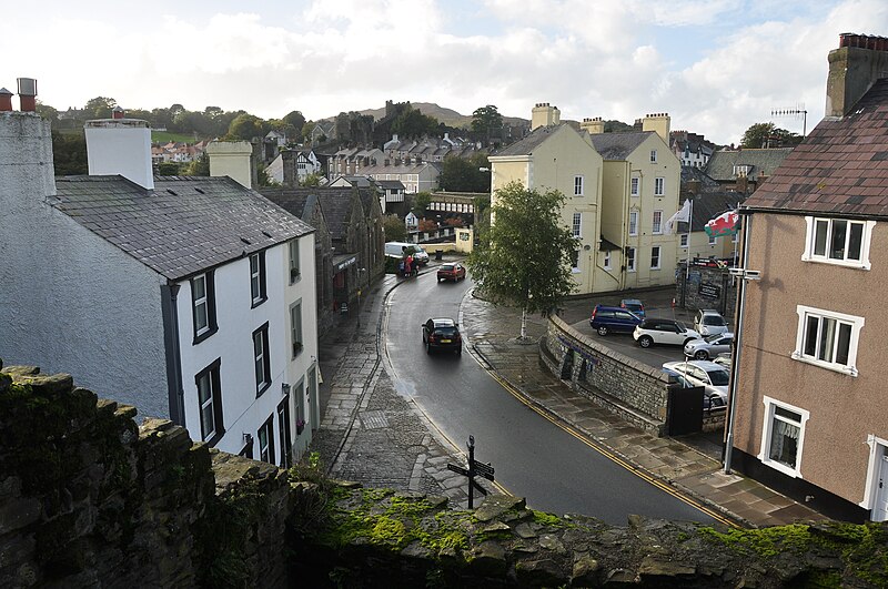 File:Street in Conwy (7988).jpg