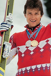 Hubert Strolz i 1988 med sine medaljer vundet i Calgary.