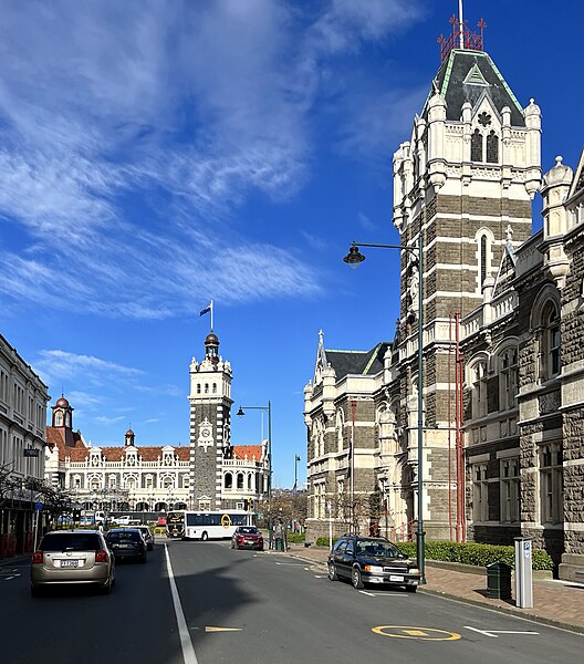 File:Stuart street looking towards the Dunedin Railway Station, Dunedin.jpg