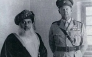 Sultan Said bin Taimur iz Muscata i pukovnik David Smiley iz Britanske vojske.png