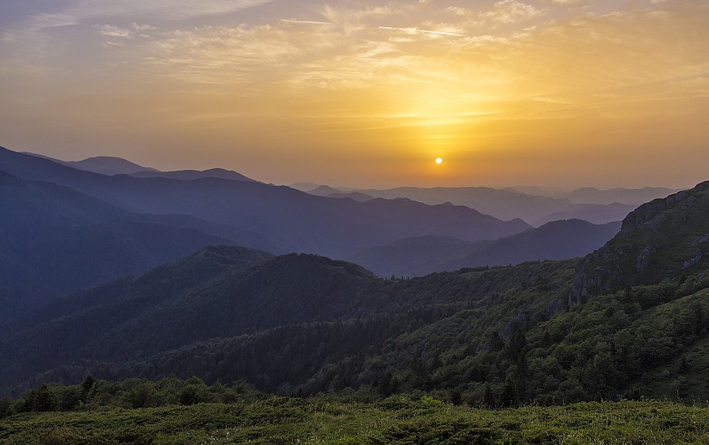 Nationalpark Zentralbalkan (UNESCO-Weltnaturerbe in Bulgarien). Sunset over Stara Planina