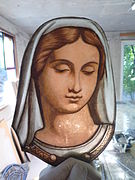 Tête de la Vierge, pièce de vitrail en restauration (5610486012).jpg