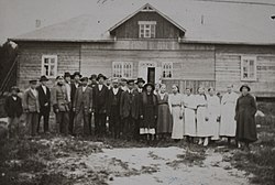Uuraisten työväentalo noin vuonna 1922, kuvassa yhdistyksen jäseniä.