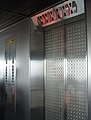特別展望台へのエレベーター（2010年撮影）
