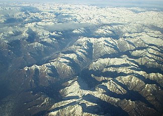 Tessiner Alpen von Südwest, in der Mitte das Val Verzasca, links das Valle Maggia, ganz im Hintergrund das Gotthardmassiv.