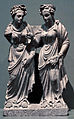 Deux femmes de l'aristocratie. Illustration d'un jātaka. Gandhara. IIe siècle. Schiste[53]. Los Angeles County Museum of Art