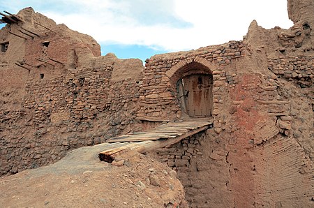 The entrance of the big castle in Izad Khast - panoramio.jpg