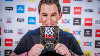 Hardwell holding his plaque after being crowned number one DJ in 2014. Top-100-DJs-2014-results-Hardwell-1.png