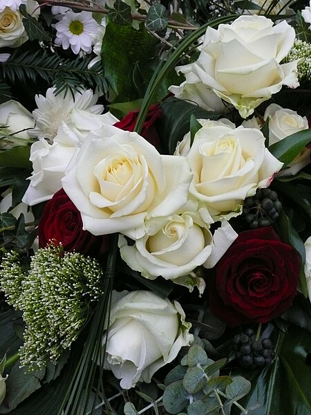 File:Trauerfloristik rote und weiße Rosen.JPG