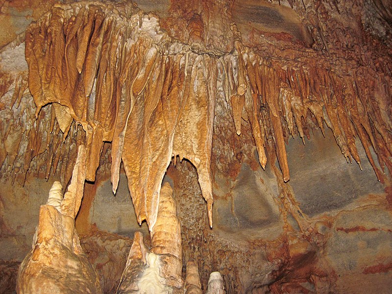 File:Travertine dripstone (Endless Caverns, Virginia, USA) 46 (31139262422).jpg