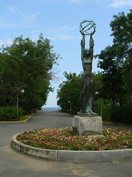 File:Tsarevo-sea-garden-statue.jpg