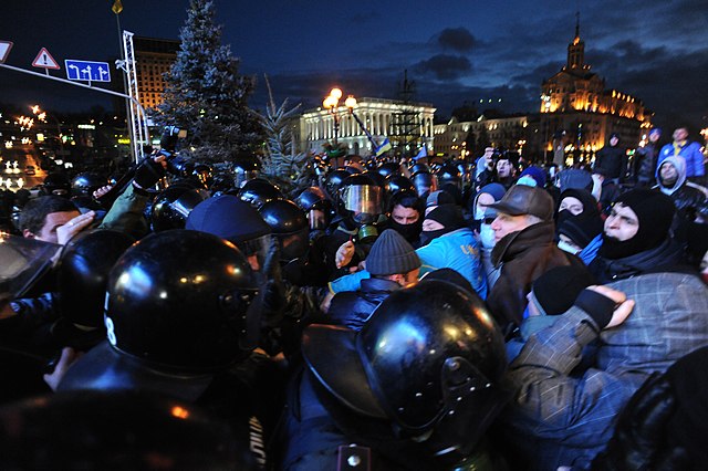 Беркутівці б'ють мирних протестувальників під час силового розгону Євромайдану в Києві 30 листопада 2013 р.