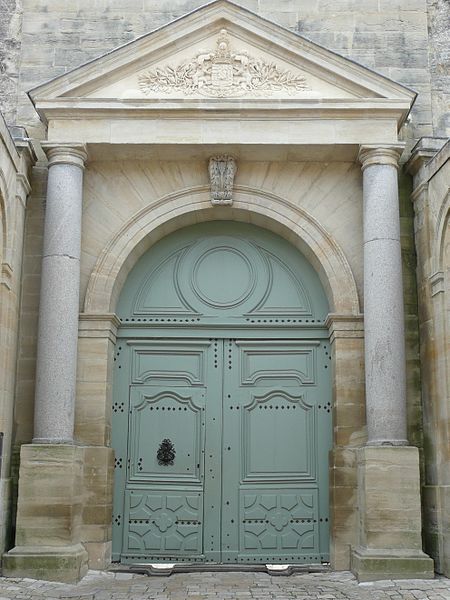 File:Uzès,duché05,entrée principale1.jpg